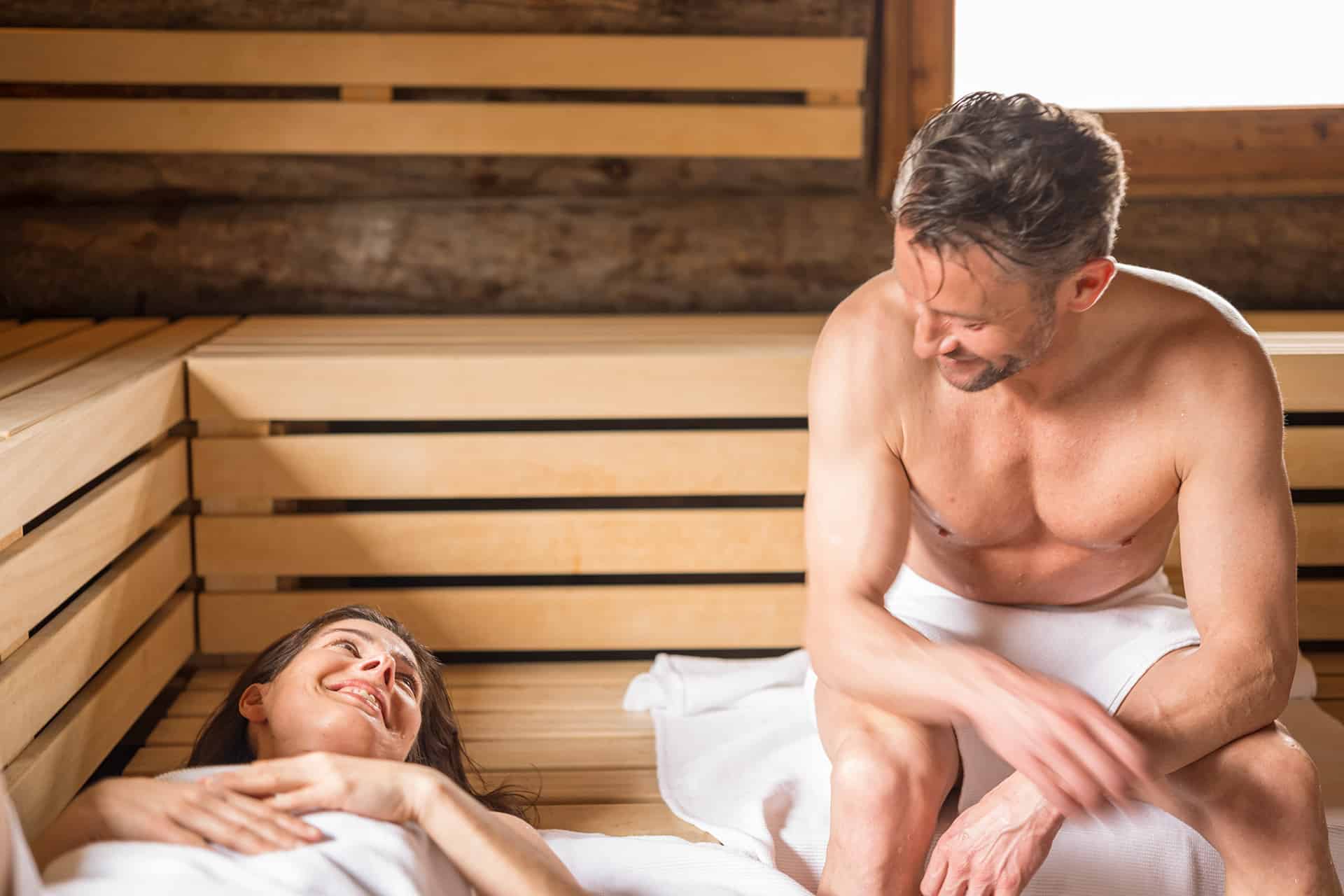 Pärchen das in der Almsauna der GrimmingTherme entspannt